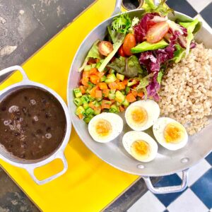 Arroz integral, feijão preto orgânico, OVO cozido, cenoura e abobrinha salteados mini saladinha de folhas e tomatinho cereja