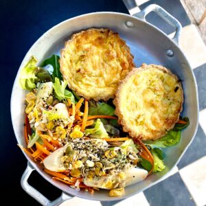 Quiche integral de alho poró com gruyère com saladinha