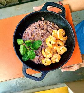 risotto de 5 grãos com camarão sem hormônio e sustentável grelhado