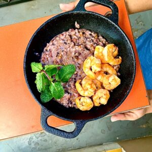 risotto de 5 grãos com camarão sem hormônio e sustentável grelhado