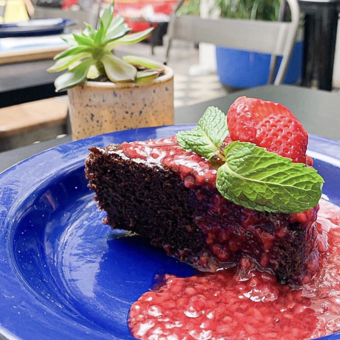 Bolo de cacau com calda de frutas vermelhas
