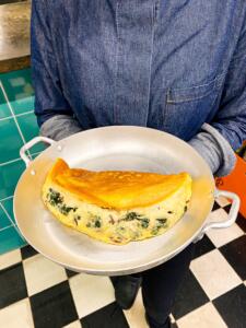 Omeletão suflê de parmesão com espinafre e cebola roxa com saladinha