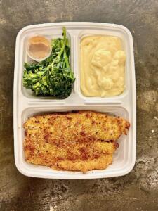 Tilápia empanada, acompanha purê de batata e brócolis com molho asiático a base de amendoim.