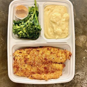 Tilápia empanada, acompanha purê de batata e brócolis com molho asiático a base de amendoim.