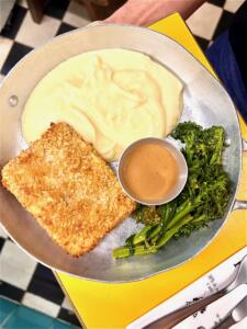 Tofu empanado, acompanha purê de batata e brócolis com molho asiático a base de amendoim.