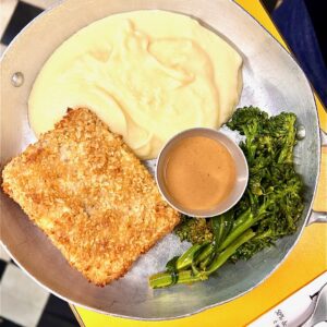 Tofu empanado, acompanha purê de batata e brócolis com molho asiático a base de amendoim.