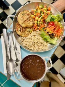 Arroz integral, feijão preto orgânico, Polpettone, cenoura e abobrinha salteados mini saladinha de folhas e tomatinho cereja