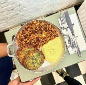Pancake de farinha de grão de bico com salada de lentilha
