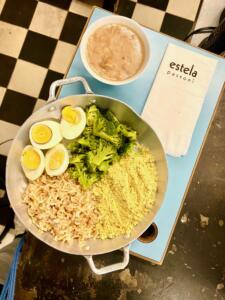 arroz integral, feijão carioca orgânico, OVO cozido , farofa e brócolis no vapor