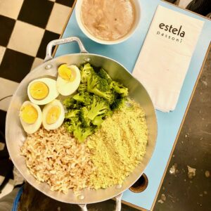 arroz integral, feijão carioca orgânico, OVO cozido , farofa e brócolis no vapor
