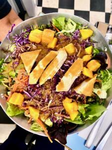 Saladona tailandesa com tofu orgânico grelhado