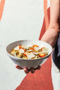 Pasta integral ao pesto com tomatinho cereja e lascas de parmesão 