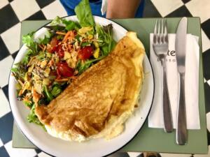 Omeletão Suflê de Ricota defumada , Abobrinha com Salada