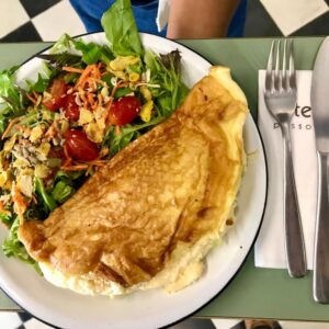 Omeletão Suflê de Ricota defumada , Abobrinha com Salada