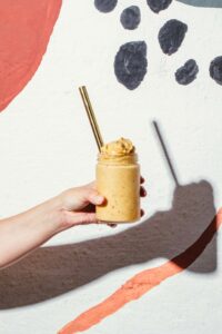 Smoothie Banana, Maracujá, Manga, Maca Peruana e Leite de aveia NUDE
