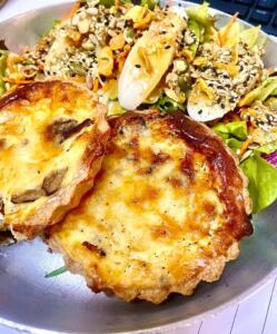 Quiche integral de cogumelos e parmesão com salada