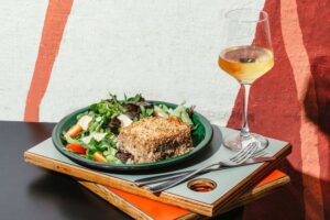 Quibe de berinjela com quinoa, recheado com tofu defumado acompanhado de saladinha