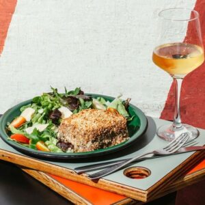 Quibe de berinjela com quinoa, recheado com tofu defumado acompanhado de saladinha