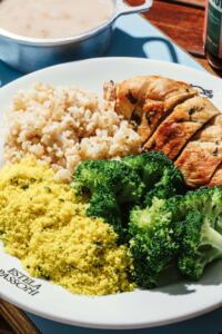 arroz integral, feijão carioca orgânico, filet de frango Korin grelhado , farofa e brócolis no vapor