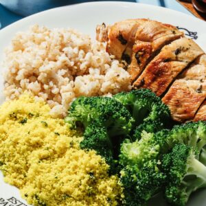 arroz integral, feijão carioca orgânico, filet de frango Korin grelhado , farofa e brócolis no vapor
