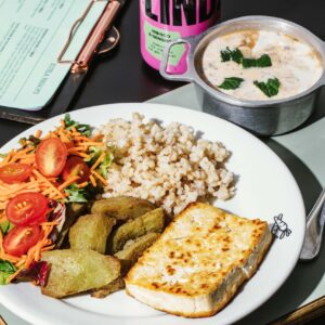 arroz integral, grão de bico com tahine, Tofu grelhado, chuchu assado com alho e cominho acompanha uma mini saladinha de folhas e tomatinho cereja